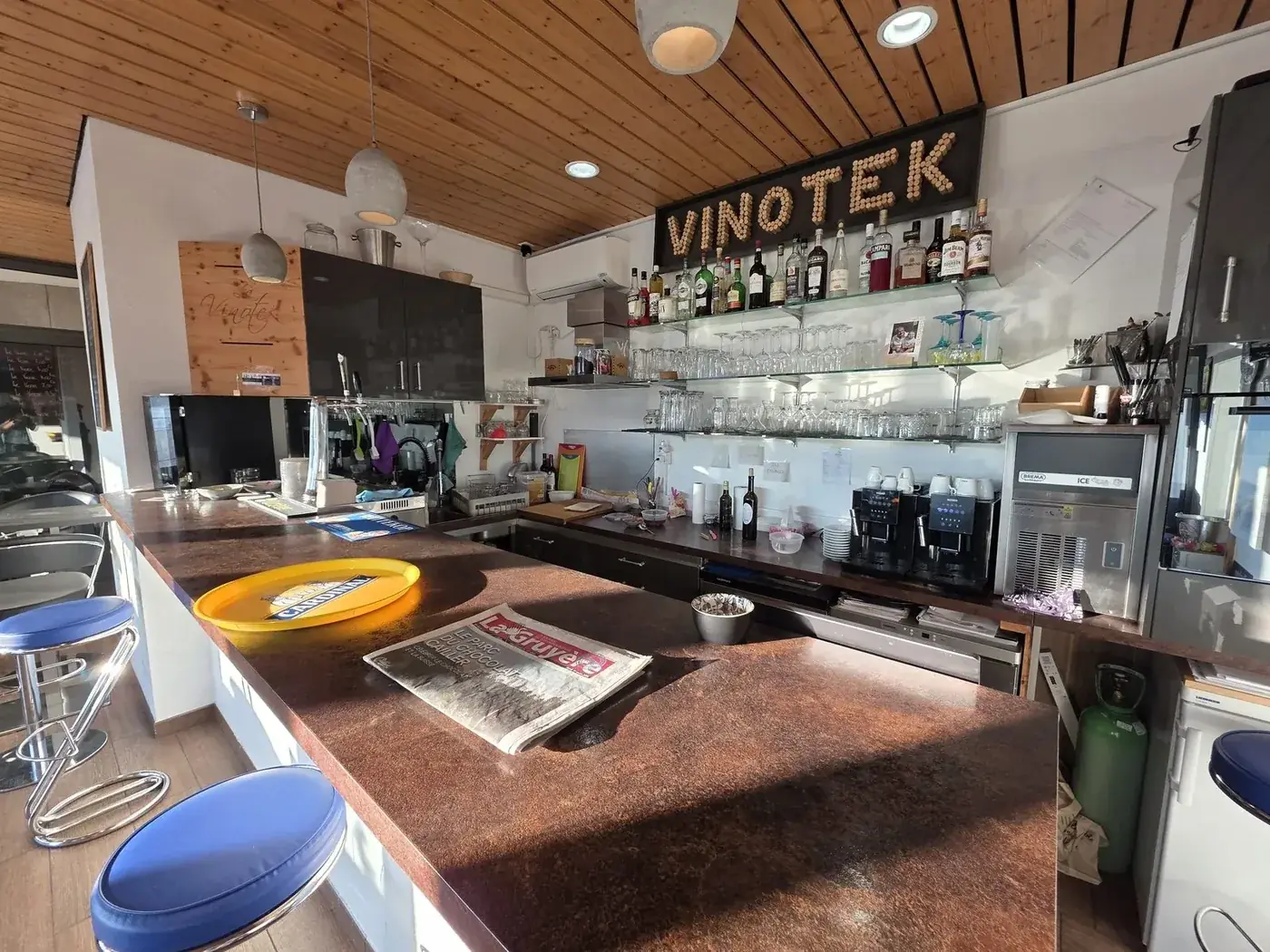 Le comptoir de La Vinotek, ses bouteilles et l'enseigne en bouchons de liège