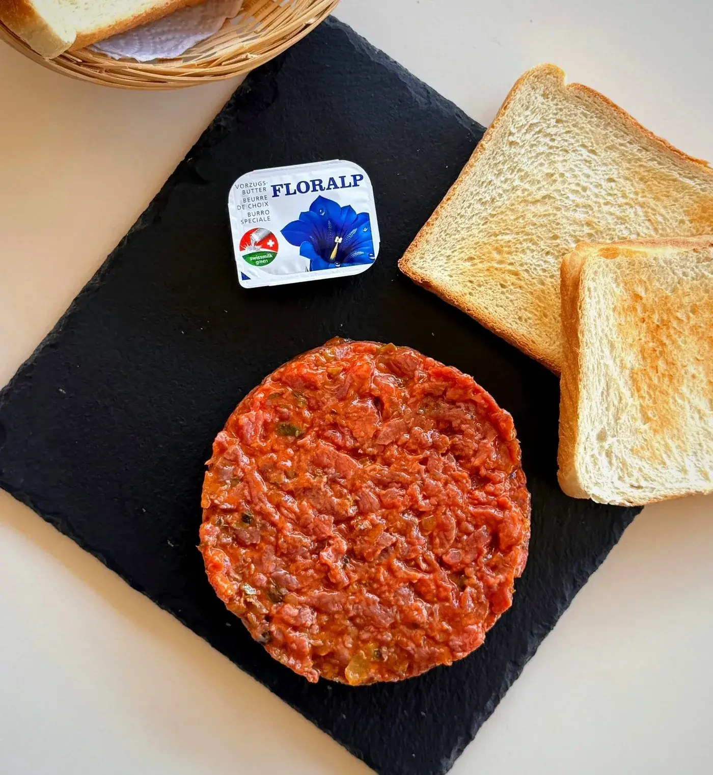Un tartare de bœuf servi avec toasts et beurre