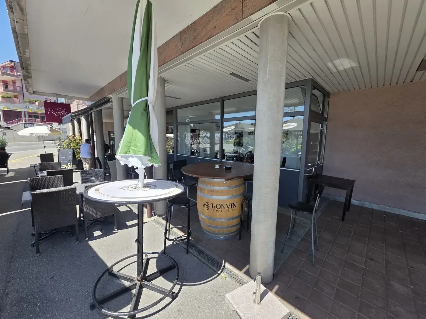 La terrasse de La Vinotek, avec sa table sur tonneau
